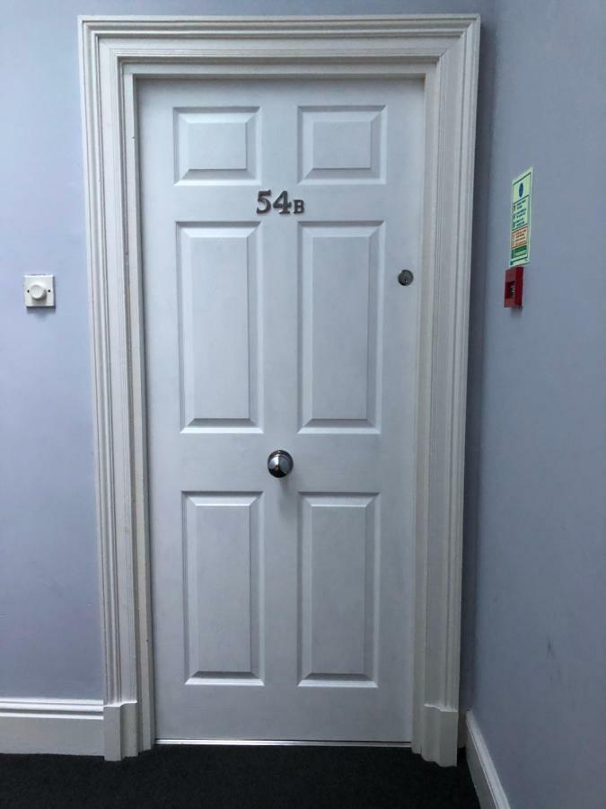 Most Central Luxury Apartment - Sleeps 4 & Free Parking! 체스터 외부 사진
