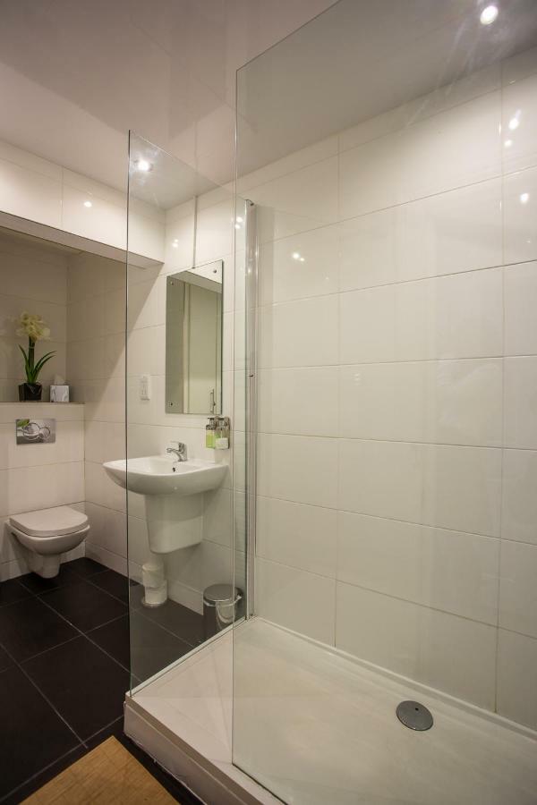 Most Central Luxury Apartment - Sleeps 4 & Free Parking! 체스터 외부 사진