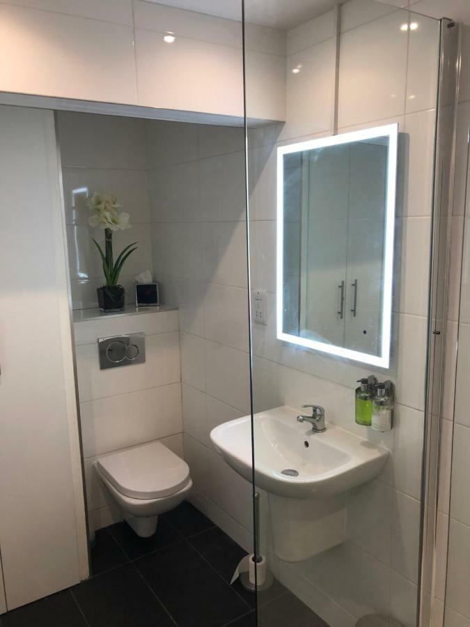 Most Central Luxury Apartment - Sleeps 4 & Free Parking! 체스터 외부 사진