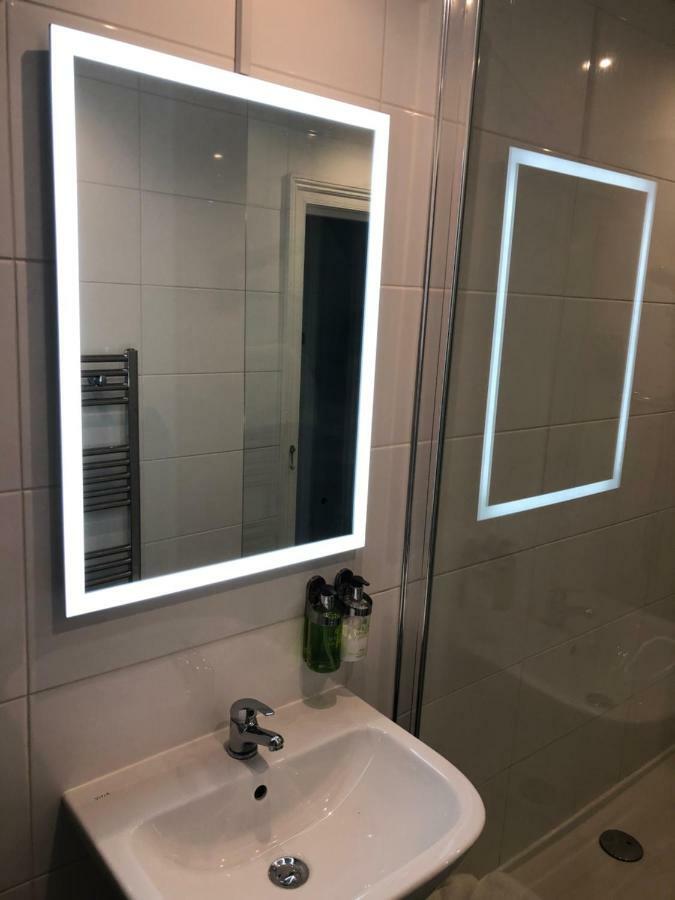 Most Central Luxury Apartment - Sleeps 4 & Free Parking! 체스터 외부 사진